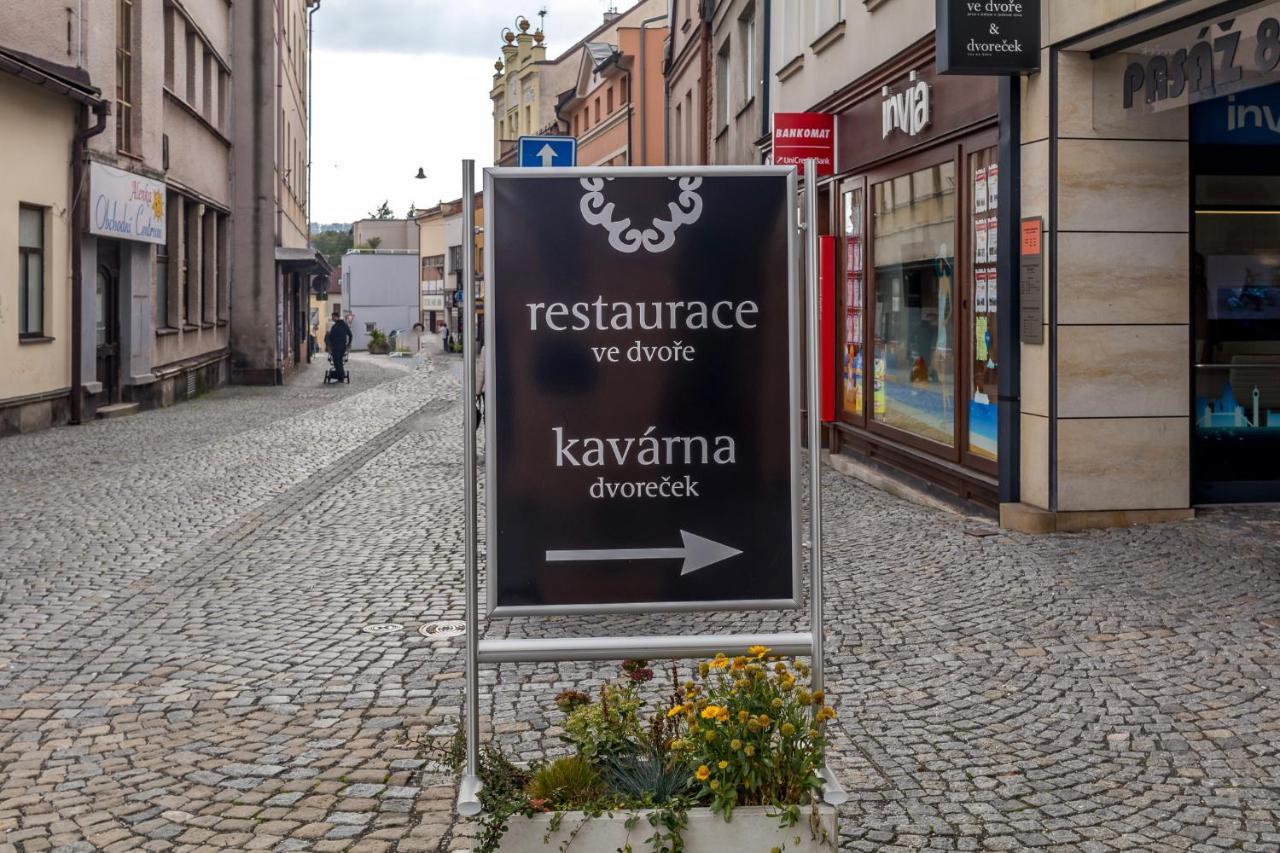 Penzion Na Namesti Dvůr Králové nad Labem Kültér fotó