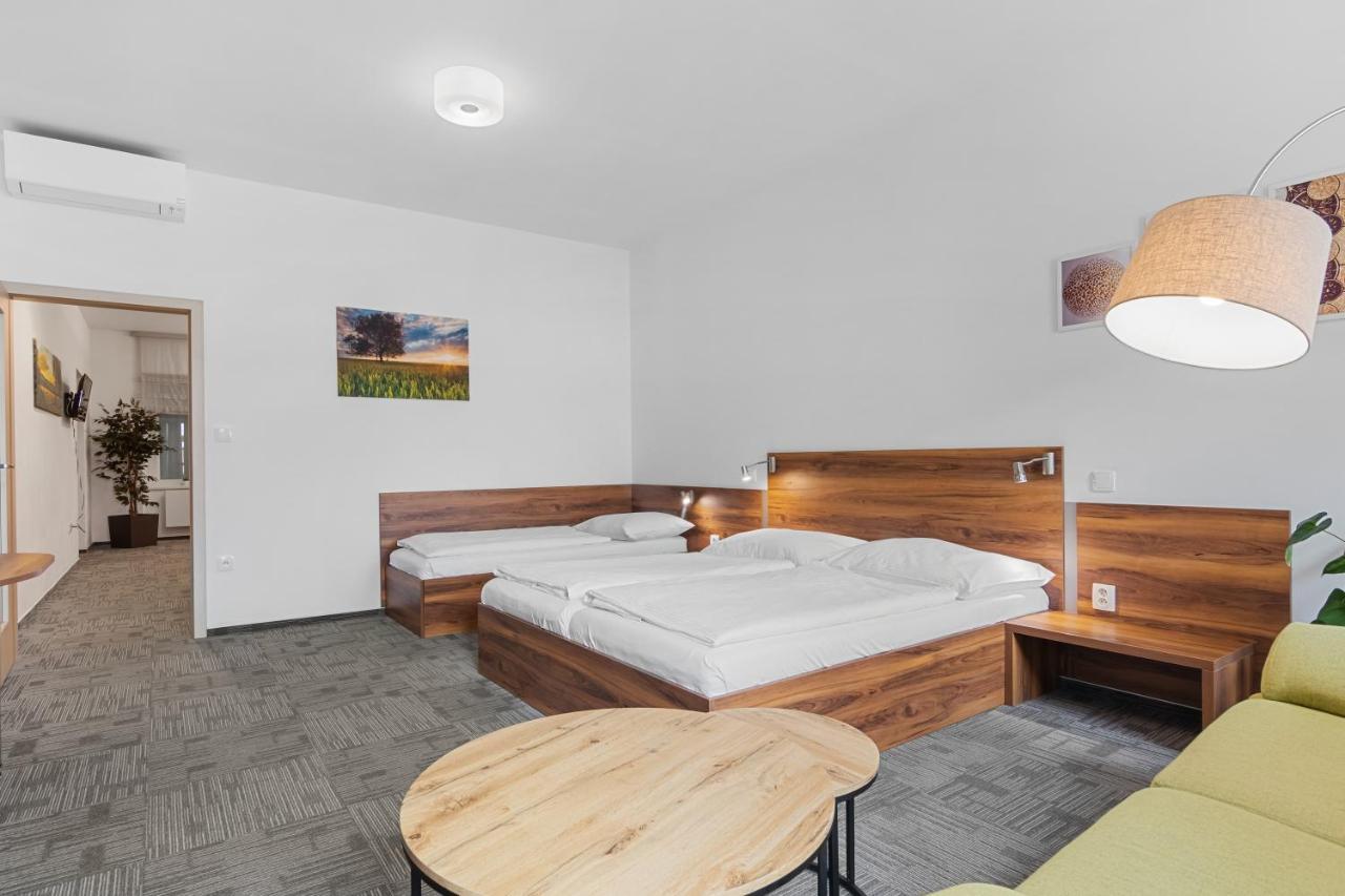Penzion Na Namesti Dvůr Králové nad Labem Kültér fotó